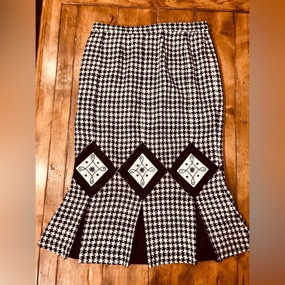 Donna Vinci Dresses & Skirts - 🔥Rare🔥 Donna Vinci Italian Couture Runway Skirt-Beautiful Pleated bottom W12